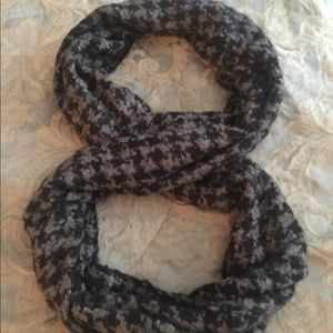 REDUCED-Gray & Black Infinity Houndstooth Scarf